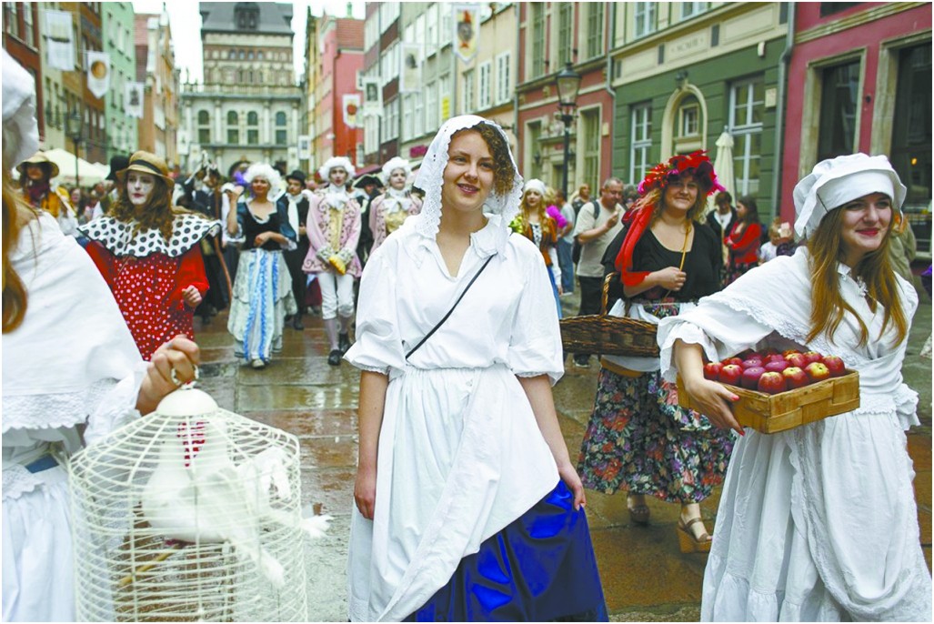 陈妍希不受恋情影响 衣着热裤现身开工|开云电竞官方网站(图1) 开云电竞中国